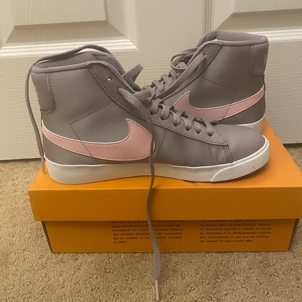 Nike 6.5 women’s Blazer